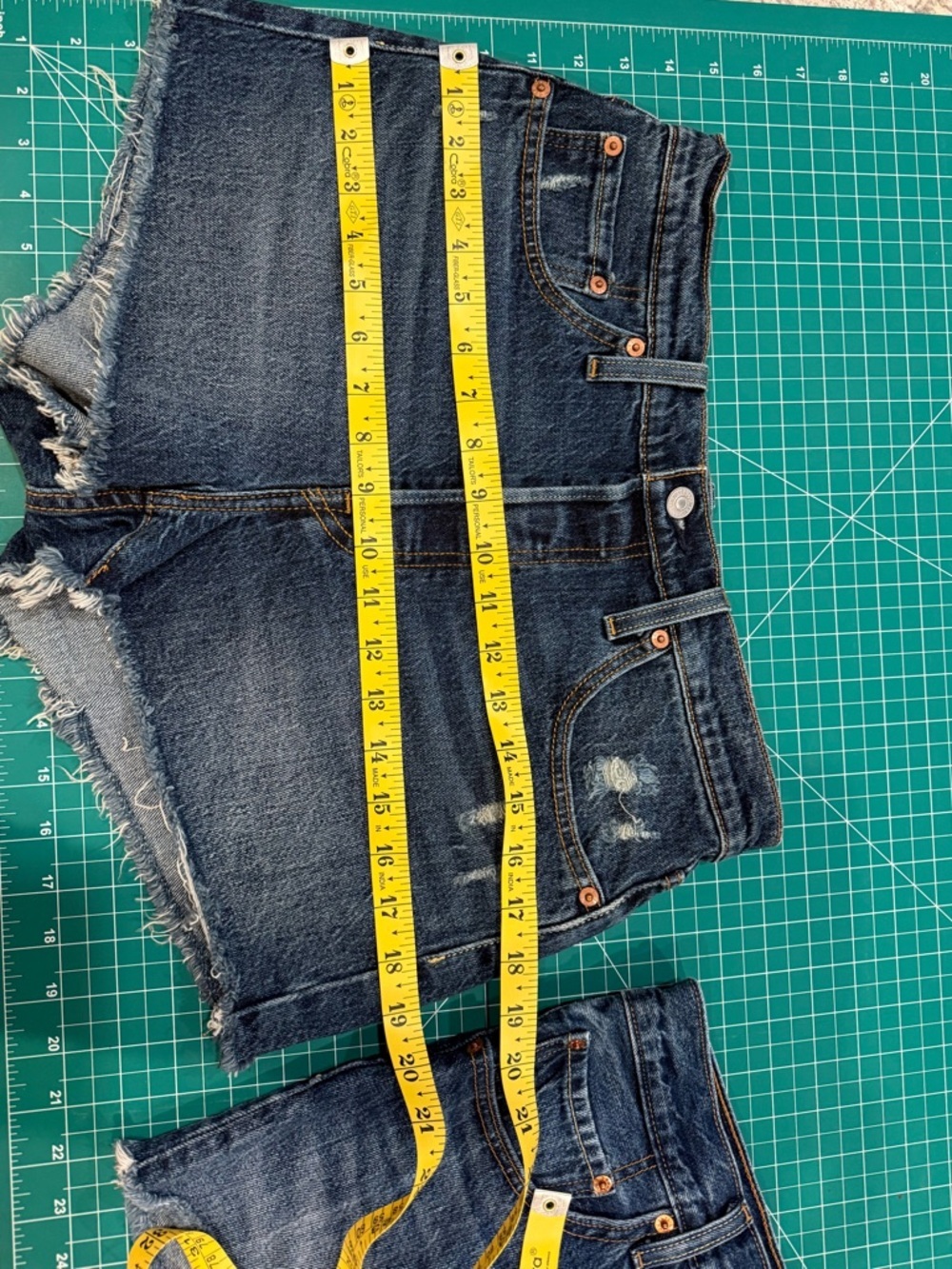 Levi’s 501 Distressed Cutoff Denim Shorts Women’s Size W29 High Rise Frayed Hem - Picture 10 of 11